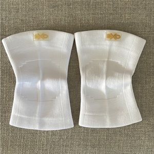 EXO knee sleeves for weightlifting